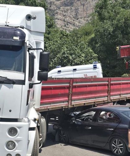 Otomobil tıra çarptı: 1 yaralı