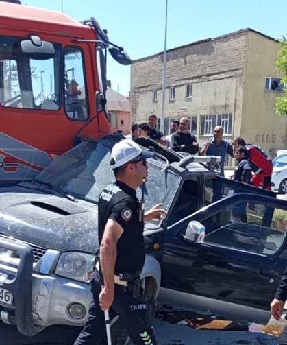 Hafif ticari araç ile vinç çarpıştı: 1 yaralı