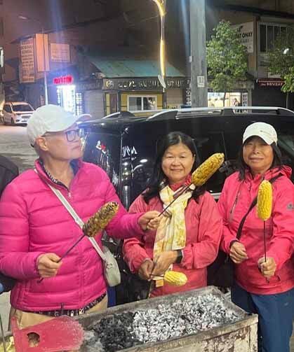Yüksekova’da Taylandlı turistlere közde mısır ikramı yapıldı