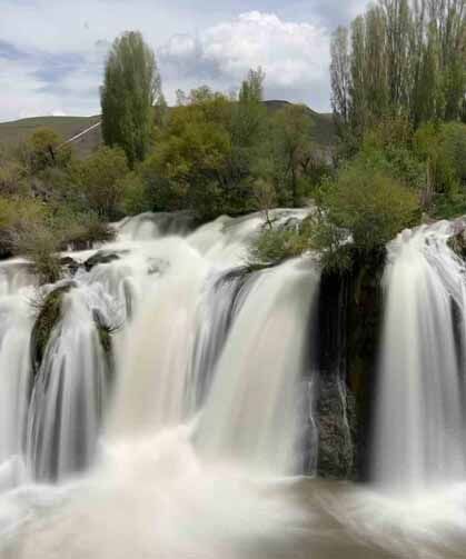 Muradiye Şelalesi ziyaretçi akınına uğradı
