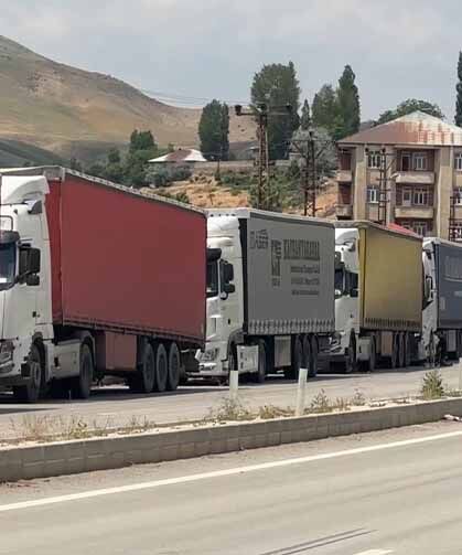 Türkiye-İran sınırında 5 kilometrelik tır kuyruğu oluştu