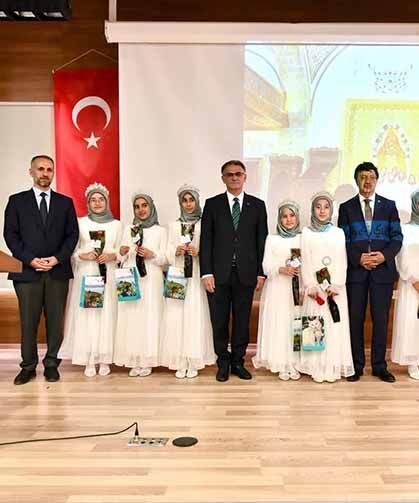 Van'da hafız olan 7 kız öğrenci için taç giydirme töreni düzenlendi