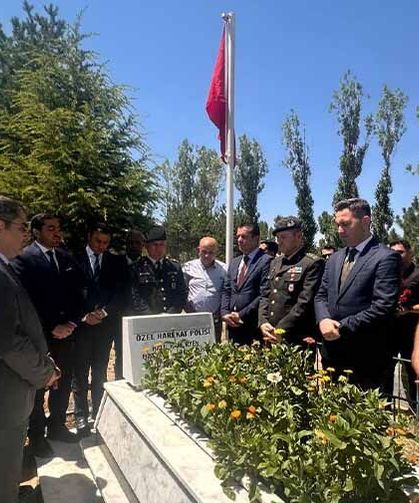 Vanlı şehit mezarı başında anıldı