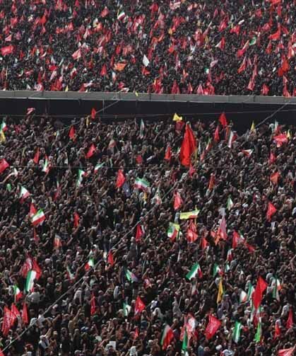 İran’da binlerce kişi Hamaney’in cenaze töreni için toplandı