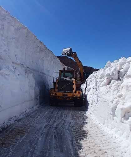 Temmuz ayına rağmen 5 metrelik kar tünellerinde çalışma