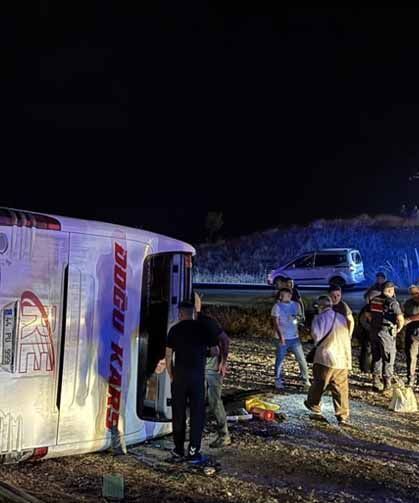 Yolcu otobüsü devrildi: 40 kişi yaralandı