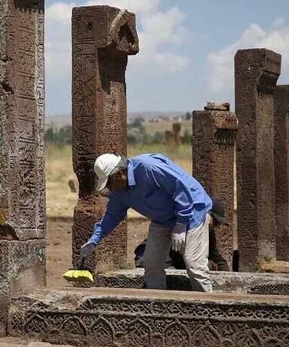 Selçuklu Meydan Mezarlığı'nda yeni mezarlar gün yüzüne çıkarıldı