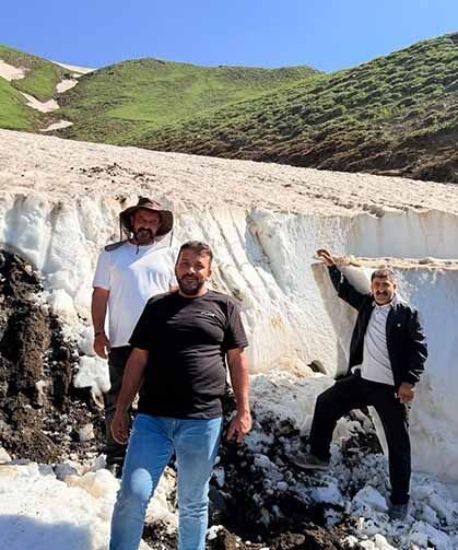 Berivanlar için karla mücadele: 3 bin 300 rakımlı mezra yolunda zorlu mesai