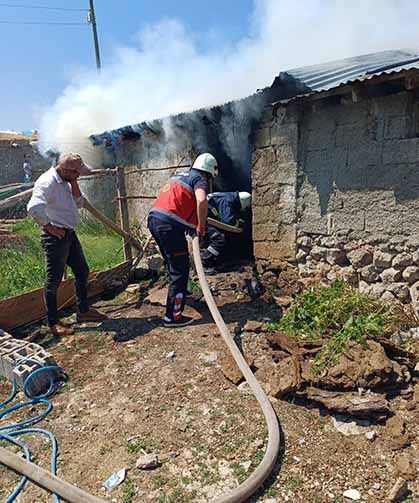 Çaldıran'da tandır evi ile kiler yangını