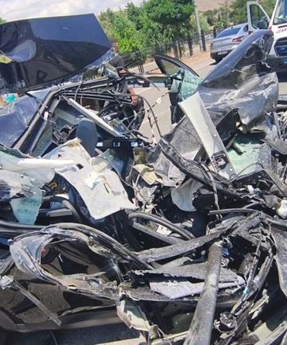 Tıra çarpan otomobil hurdaya döndü
