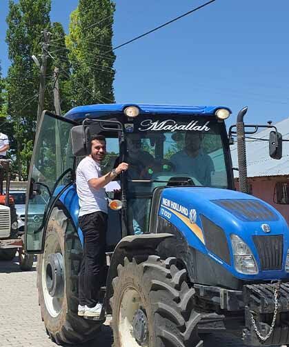 Van'da traktörlü düğün konvoyu