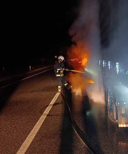 Van'da seyir halindeki tırın lastikleri yandı