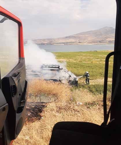 Muradiye’de araç yangını