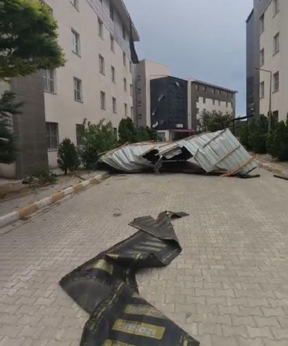Van’da fırtına çatıları uçurdu