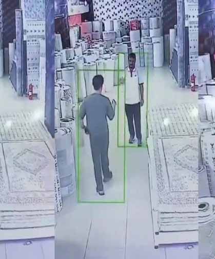 Van'da işitme engelli müşteriyle halaylı pazarlık gülümsetti