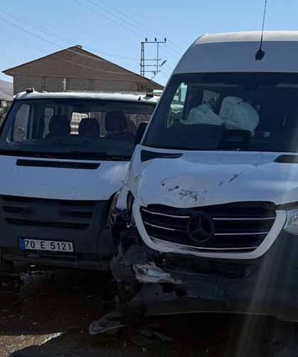 Yüksekova'da minibüs ile kamyonet çarpıştı: 10 yaralı