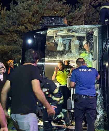 Yolcu otobüsüyle yakıt tankeri taşıyan tır çarpıştı!