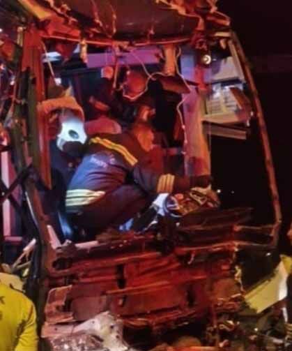 Yolcu otobüsü tırla çarpıştı: 2 ölü, 22 yaralı
