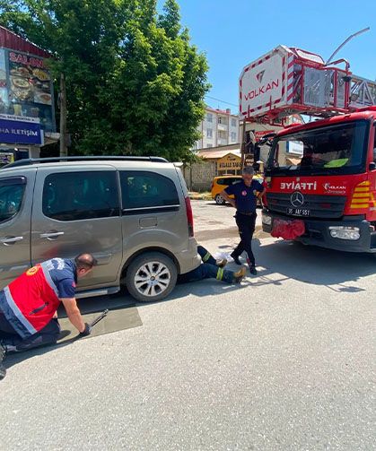 Muradiye’de araç içine sıkışan yavru kedi kurtarıldı