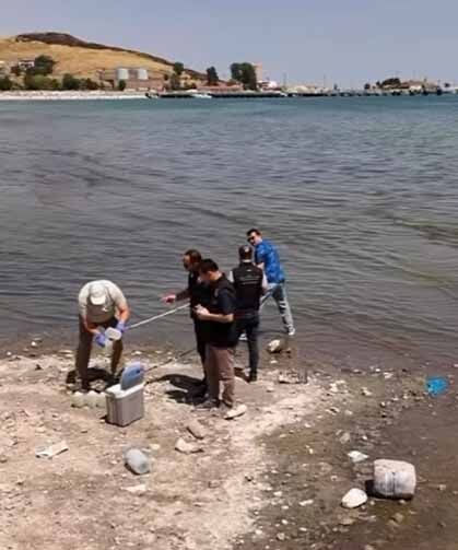 Van Gölü sahilindeki kirlilik ihbarları üzerine numune alındı