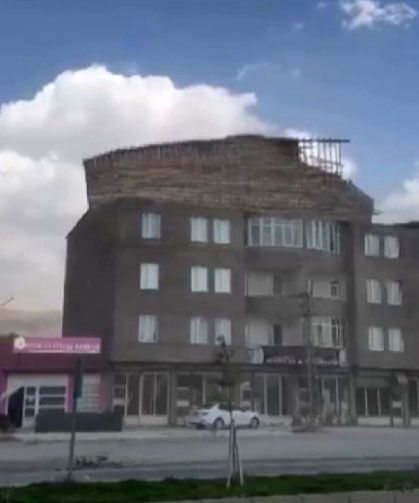 Yüksekova'da ani fırtına bir binanın çatısını uçurdu