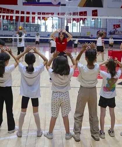 Spor okullarına katılan çocuklar yaz tatilini dolu dolu geçiriyor