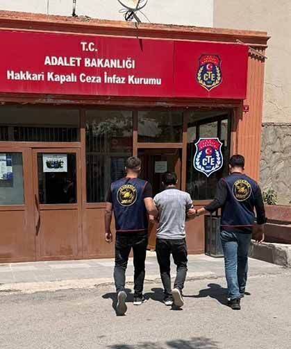 Hakkari’de aranan 2 şahıs JASAT tarafından yakalandı