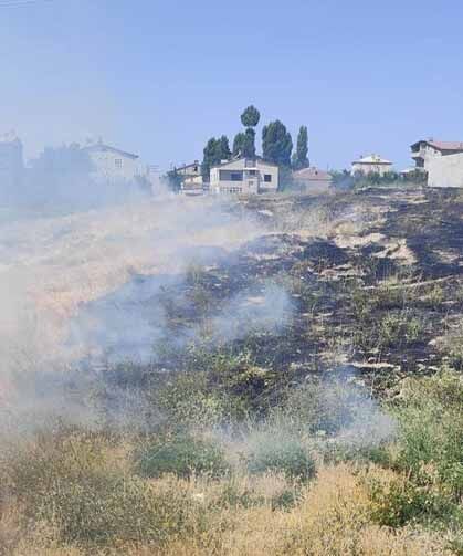 Tuşba'da Anız Yangını Söndürüldü