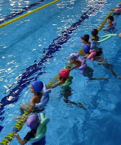 Yüzme havuzunda geleceğin sporcuları yetişiyor