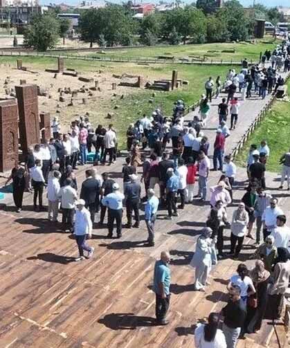 Ahlat'taki Selçuklu Meydan Mezarlığı'na ziyaretçi akını