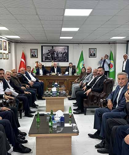 Başkan Şemsi Bayraktar Yüksekova'da çiftçilerle buluştu
