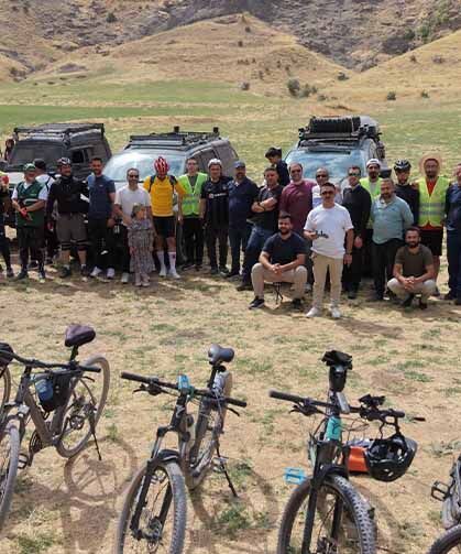 Doğaseverler Van Gölü'nün saklı cennetine pedal çevirdi