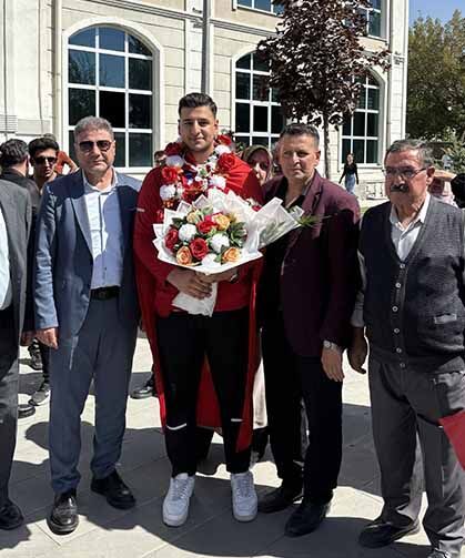 Vanlı Dünya şampiyonu davul zurnayla karşılandı
