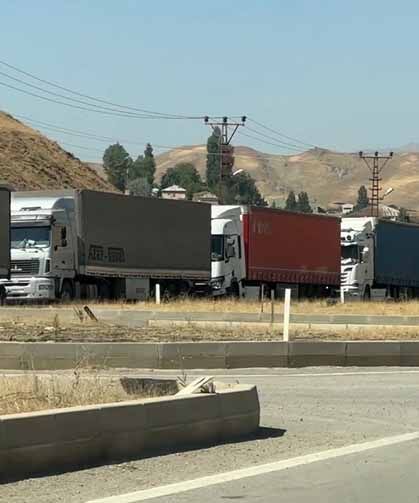 Gümrük kapısında 3 kilometrelik tır kuyruğu oluştu