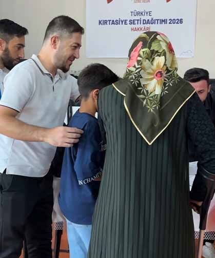 Yüksekova’da "İyilik Çantası" 100 yetim öğrenciye ulaştı