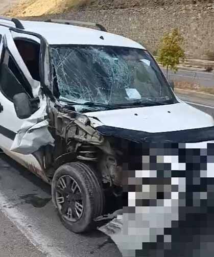 Yüksekova’da kamyonet tıra çarptı: 1 yaralı
