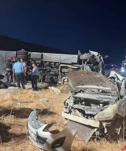 Yolcu minibüsü ile otomobil çarpıştı: Çok sayıda ölü ve yaralı var