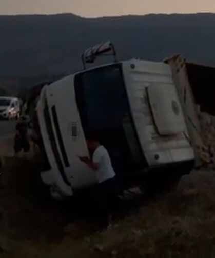 Freni boşalan kamyon devrildi: 1 yaralı