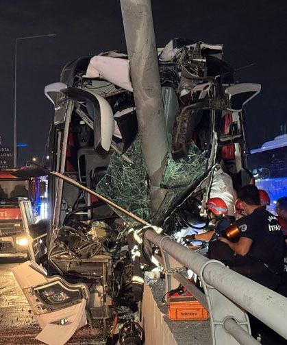 Yolcu otobüsü alt geçit duvarına çarptı: 11 yaralı