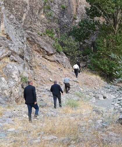 Sarp arazide acı haber! Cenazesi dereden geçirilip omuzlarda taşındı