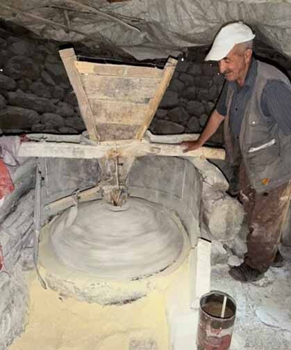 47 yıldır dede yadigarı su değirmenini işletiyor
