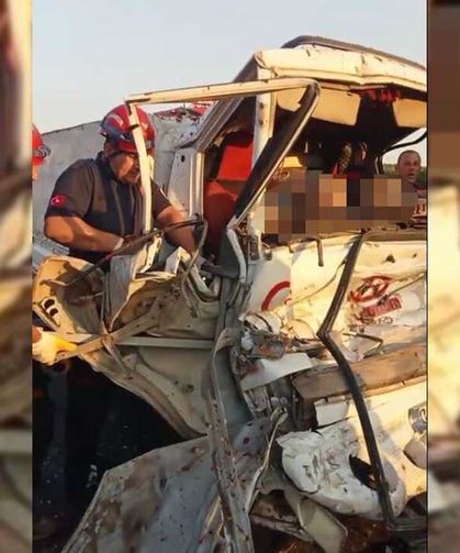 Kamyonet, TIR’a arkadan çarptı: 2 ölü