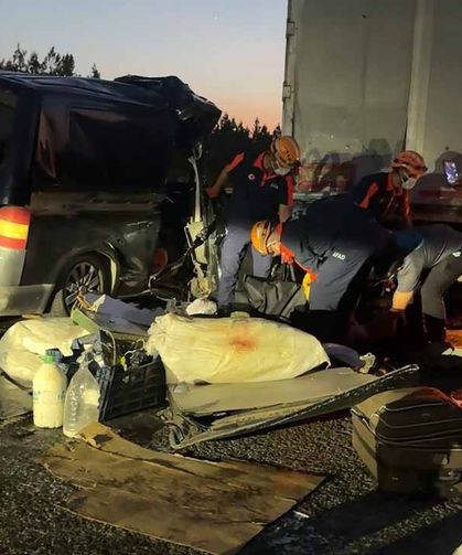 Minibüs, TIR'a arkadan çarptı: 2 ölü, 2 ağır yaralı