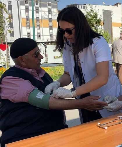 Yüksekova'da parkta sağlık molası
