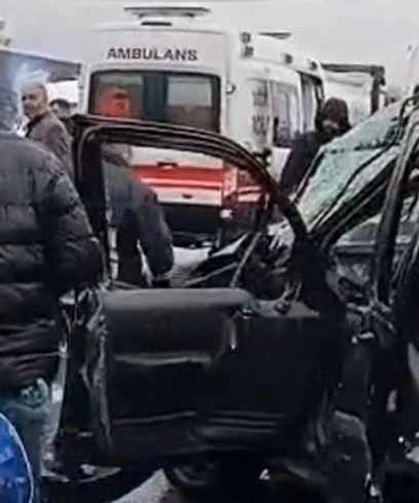 Van’da tırla hafif ticari araç çarpıştı: 2 yaralı