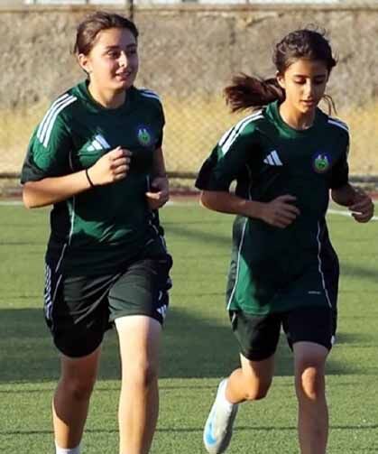 Yüksekovalı futbolcu kız kardeşlerin hedefi milli forma