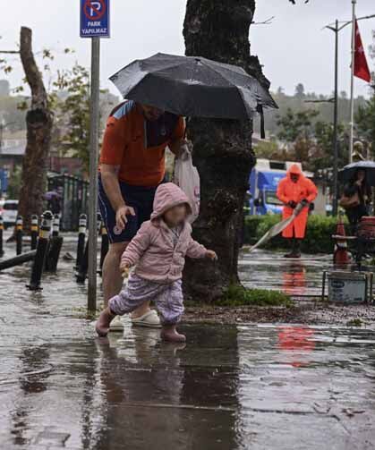İstanbul'da okulların yarın da tatil edildiğini duyurdu