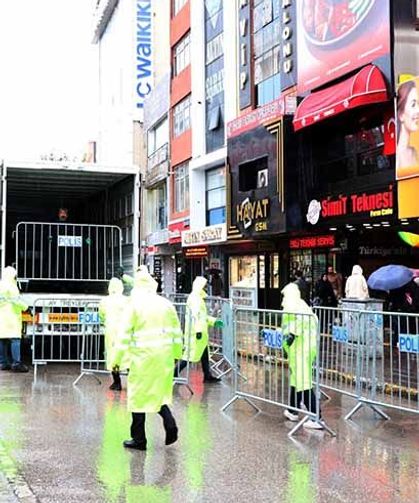 Van’da 29 Ekim törenleri yağmur nedeniyle kapalı alana alındı