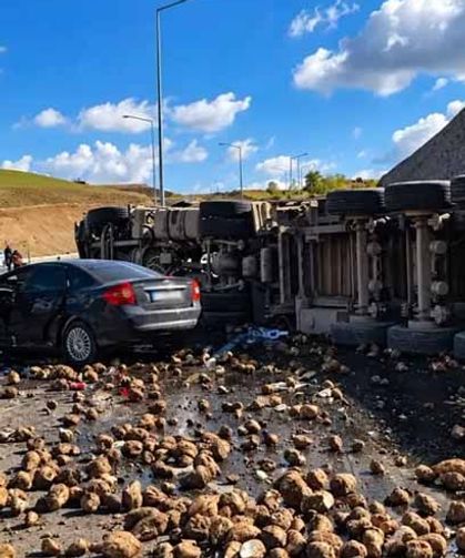 Pancar yüklü TIR ile otomobil çarpıştı: 4 ölü, 1 yaralı