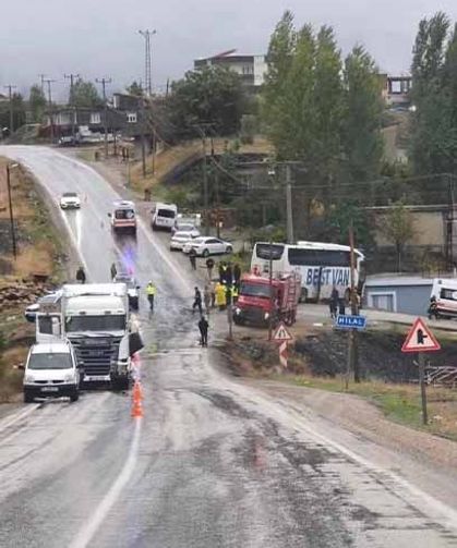 Van otobüsü ile tırın çarpıştığı kazada şoför hayatını kaybetti